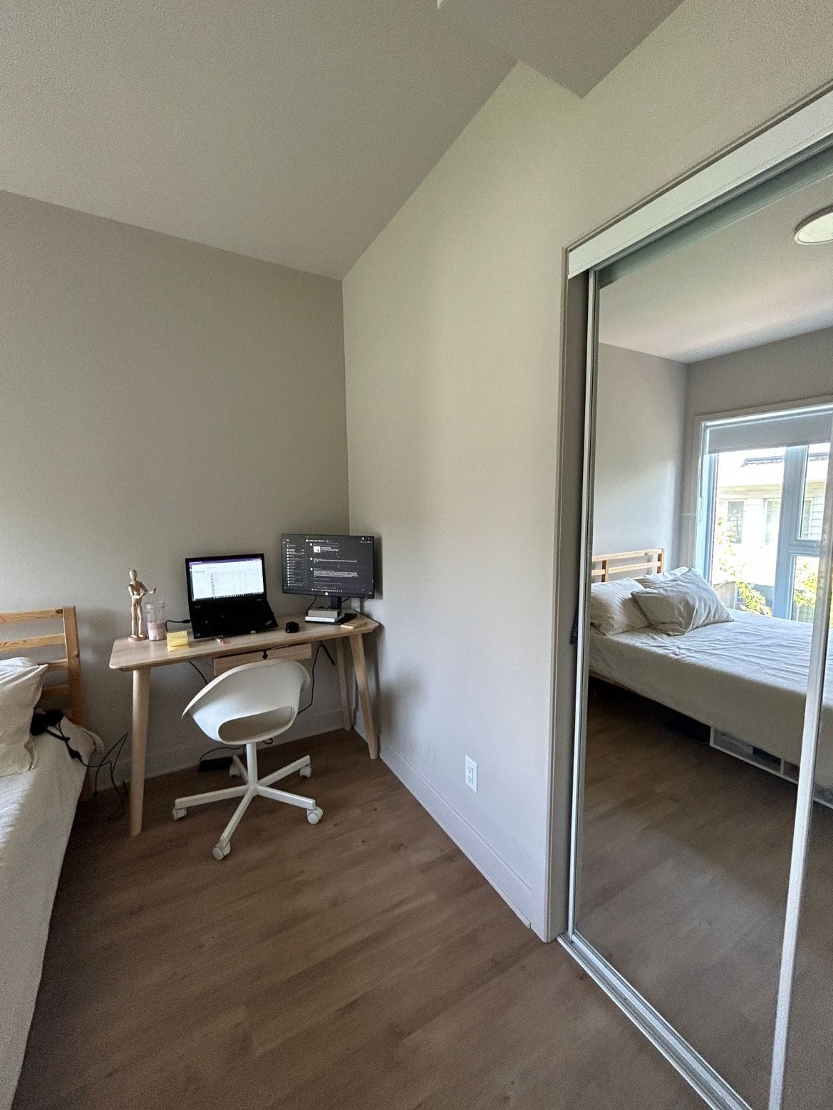 3 ½ - chambre avec coin bureau et garde-robe miroir